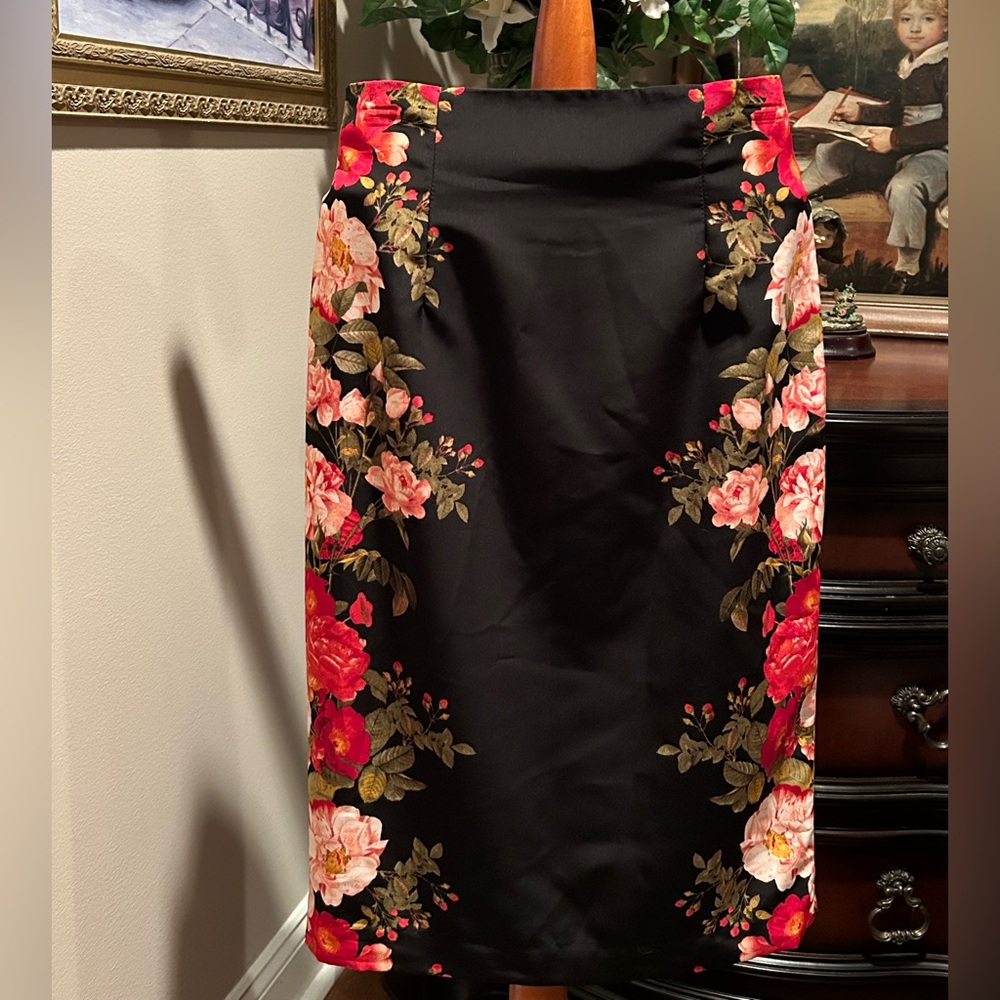 Worthington Black Floral Pencil Black Skirt Sz 8